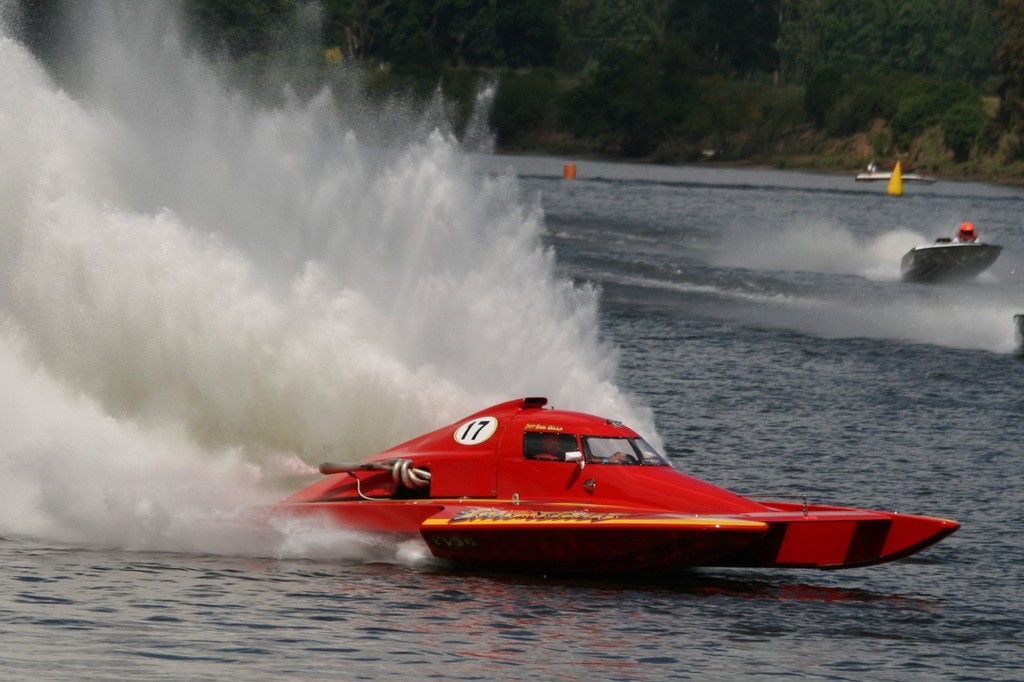 Paul Vella airborne as he gives his hydro ’Impatient’ full throttle. - Bridge to Bridge © SW